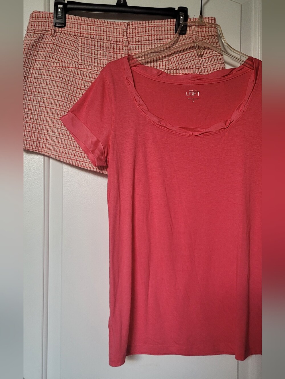 LOFT Coral Pink Short-Sleeve Scoop Tee, M, LOFT Riviera Short, 10P. Cream, Coral